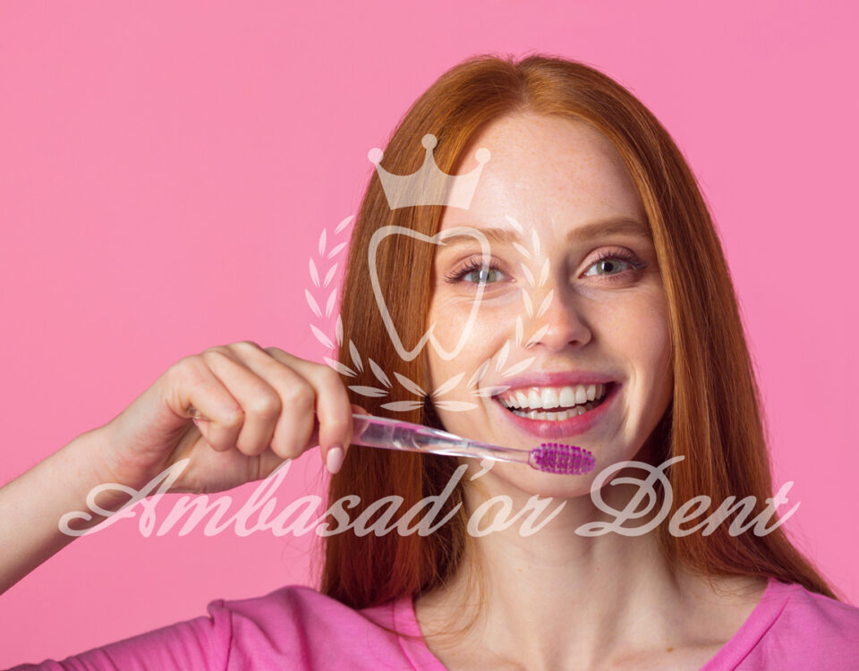 Igiena dentară corectă începe cu periajul de două ori pe zi